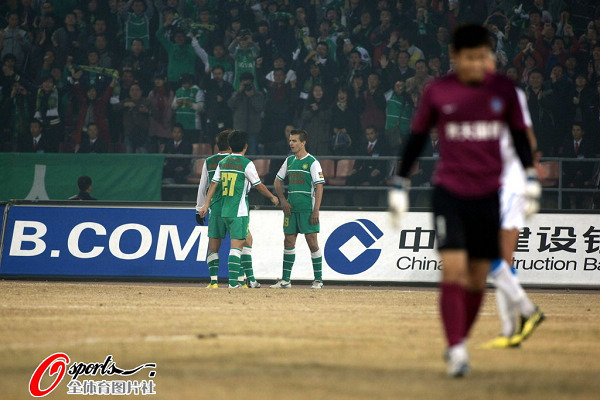 竞技宝- 美因茨门将神扑救主，奥格斯堡补时阶段憾失三分  